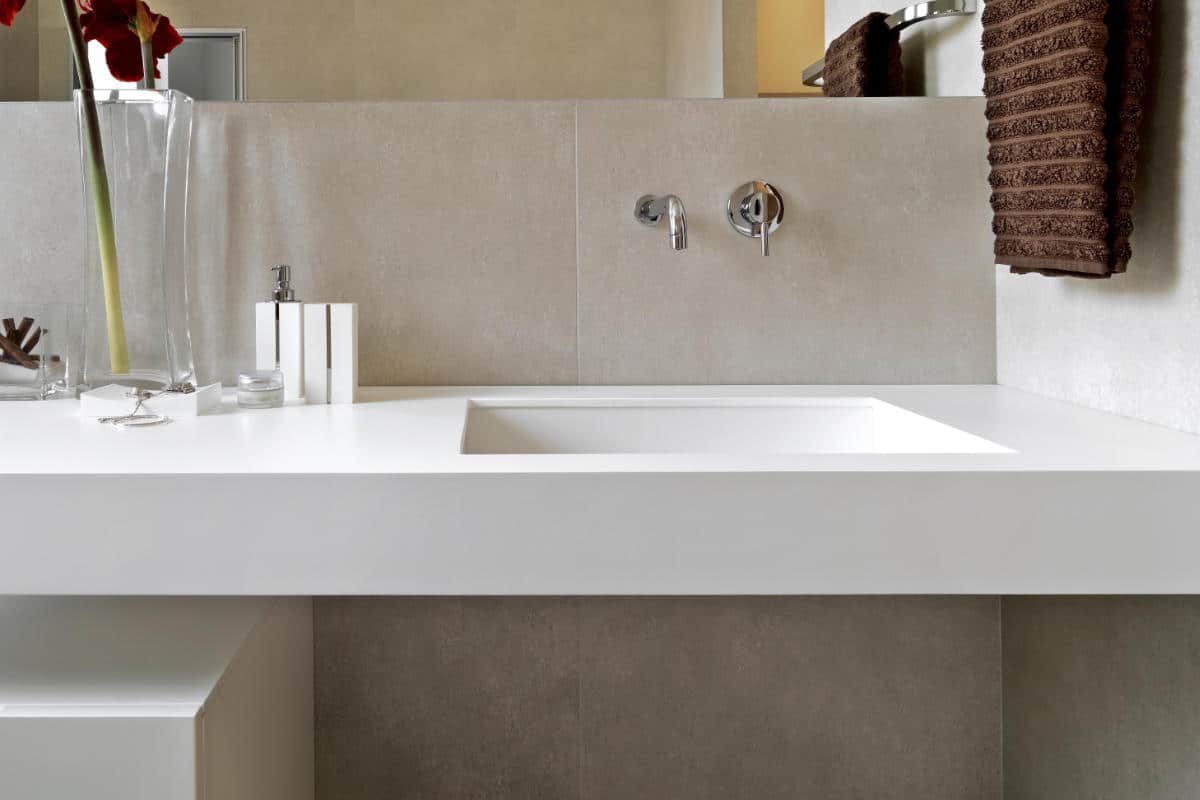 Abstractie pols vuist Betonlook in de badkamer: Materialen & hun eigenschappen